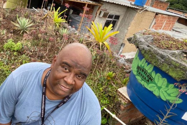 Un habitant des favelas brésilienne réalise des toitures végétalisées pour lutter contre la canicule