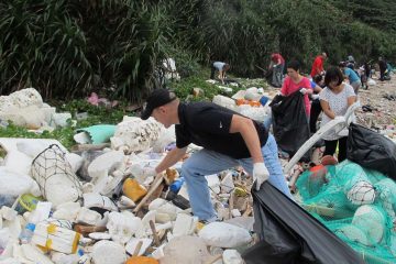 Les politiques zéro-COVID de Hong Kong créent des montagnes de déchets plastiques