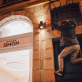 Des athlètes de parkour éteignent une à une les lumières de Paris