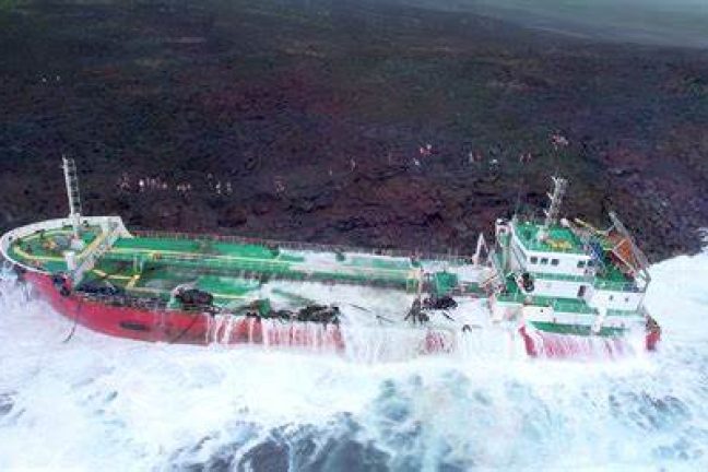 Pollution : le pétrolier Tresta Star échoué sur les côtes réunionnaises