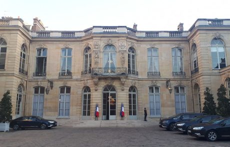 Des militants pour le climat peignent à la bombe l’entrée du bureau du Premier ministre français