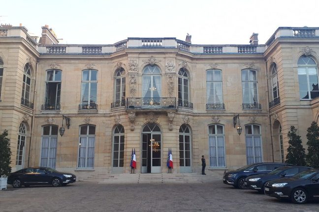 Des militants pour le climat peignent à la bombe l’entrée du bureau du Premier ministre français