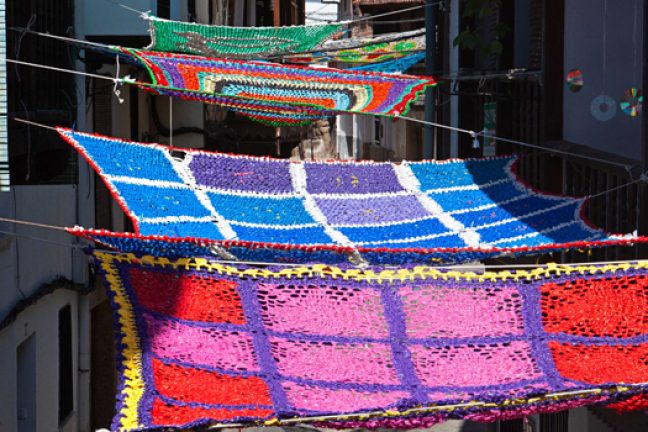 Des tisserands recyclent des sacs plastiques pour protéger un village espagnol du soleil