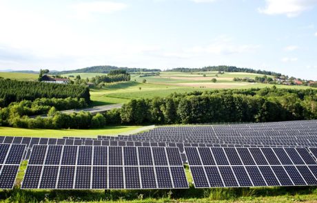 TotalEnergies investit dans le solaire, juste avant son AG