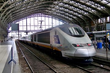 Transports et transition énergétique :  la SNCF va élaborer un projet de 1 000 hectares de panneaux solaires